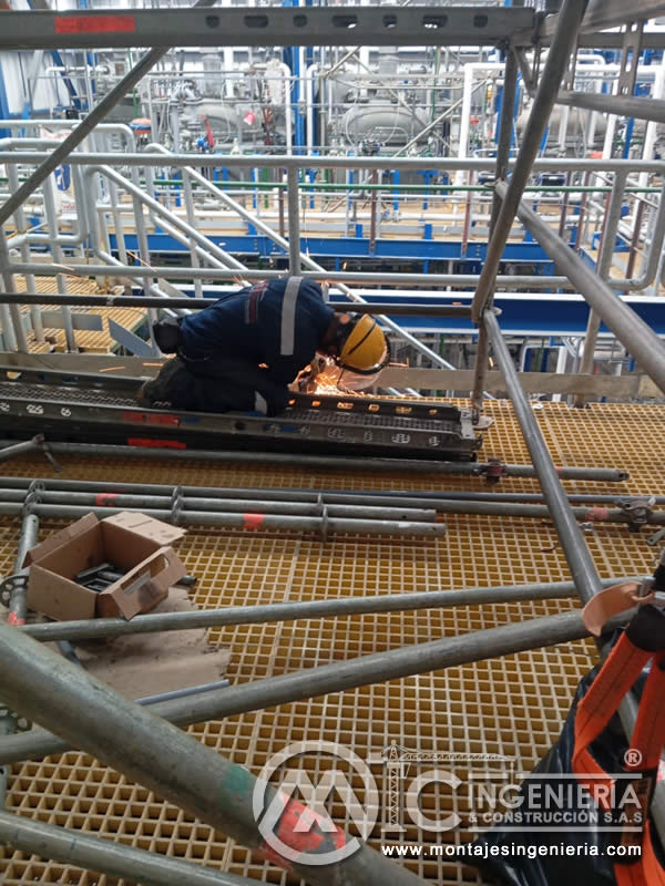 Trabajos de soldadura en altura sobre andamios para modificación de estructuras en planta industrial en Bogotá, Colombia. Montajes, Ingeniería y Construcción MIC SAS.