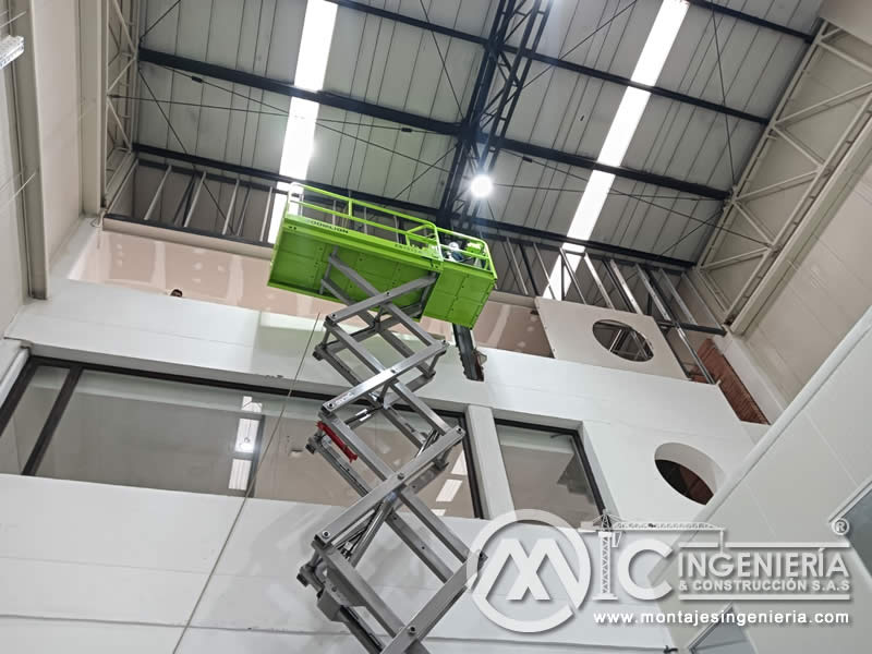 Uso de plataforma tijera para trabajos en altura en bodegas y naves industriales en Bogotá, Colombia. Montajes, Ingeniería y Construcción MIC SAS. Uso de plataforma tijera para trabajos en altura en bodegas y naves industriales en Bogotá, Colombia. Montajes, Ingeniería y Construcción MIC SAS.