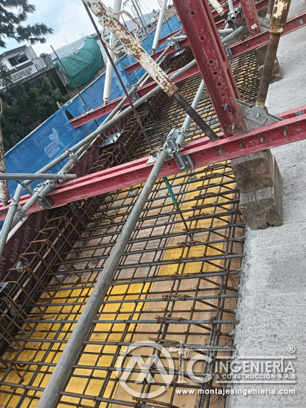 Acero de refuerzo y encofrado para vigas y losas de concreto en proyectos de construcción en Bogotá, Colombia. Montajes, Ingeniería y Construcción MIC SAS.