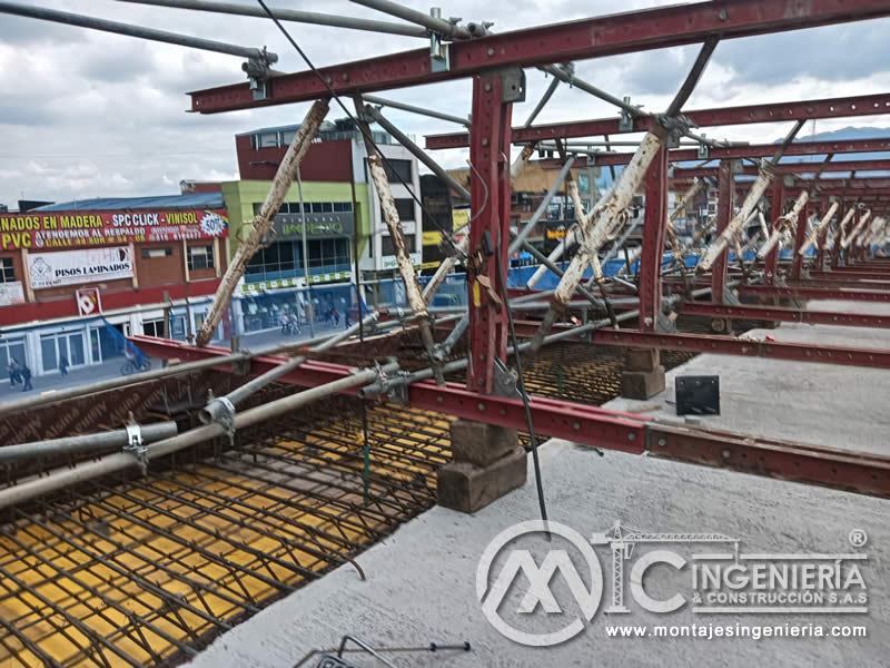 Armado de acero de refuerzo sobre estructura metálica para fundición de losas en Bogotá, Colombia. Montajes, Ingeniería y Construcción MIC SAS.