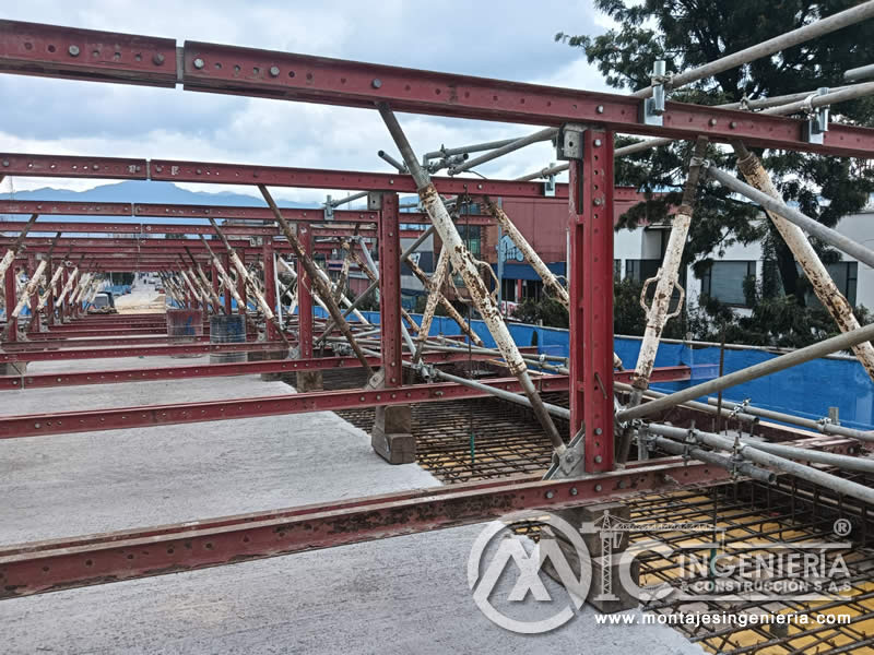 Cerchas metálicas y malla de acero de refuerzo para entrepiso en Bogotá, Colombia. Montajes, Ingeniería y Construcción MIC SAS.
