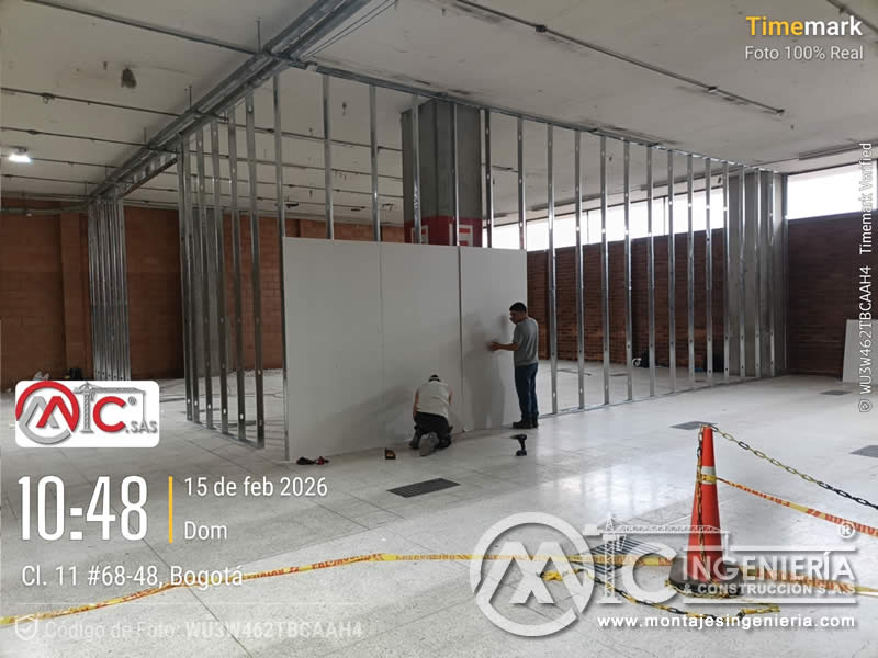 Colocación de paneles de drywall sobre perfilería galvanizada en locales comerciales en Bogotá, Colombia. Montajes, Ingeniería y Construcción MIC SAS.