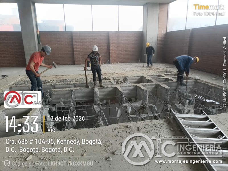 Cuadrilla de demolición con fosas de cimentación en progreso en nave industrial en Bogotá, Colombia. Montajes, Ingeniería y Construcción MIC SAS.