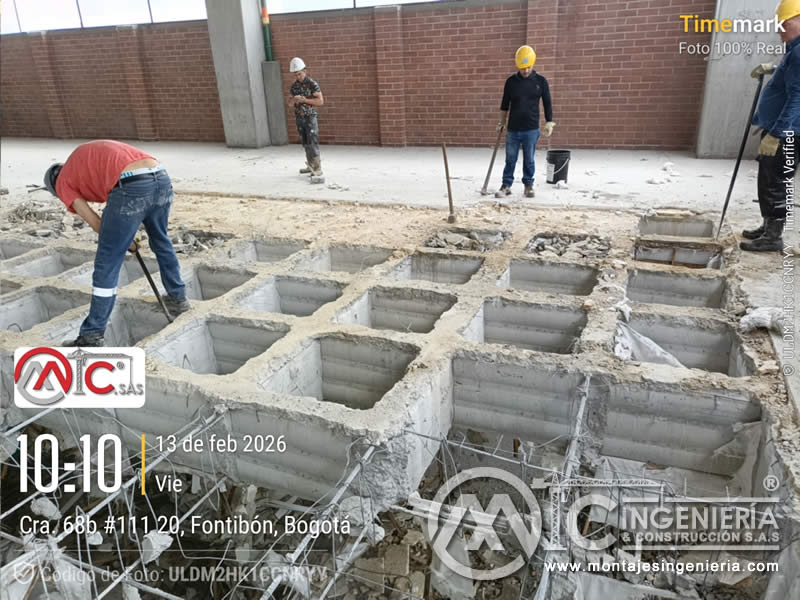 Cuadrilla de demolición de placa y excavación de fosas de cimentación en nave industrial en Bogotá, Colombia. Montajes, Ingeniería y Construcción MIC SAS.