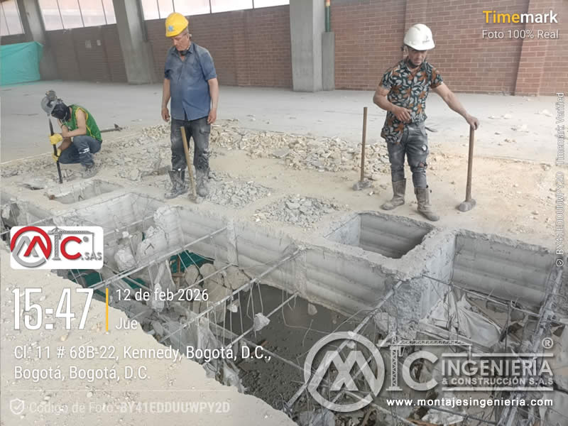 Cuadrilla en demolición de fosas de cimentación con refuerzo expuesto en edificación en Bogotá, Colombia. Montajes, Ingeniería y Construcción MIC SAS.