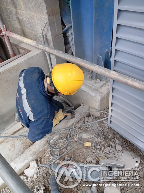Demolición con martillo eléctrico en bases de concreto para equipos industriales en Bogotá, Colombia. Montajes, Ingeniería y Construcción MIC SAS.