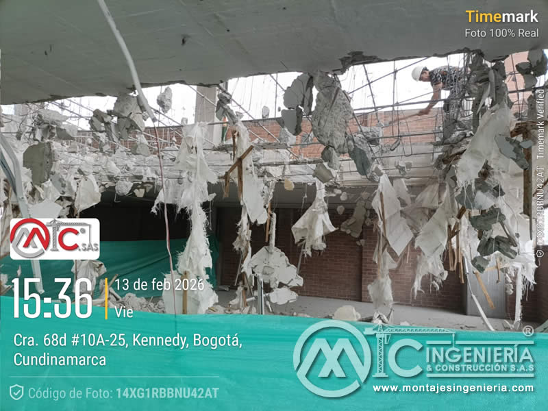 Demolición de placa de entrepiso y cielo raso en edificación para renovación estructural en Bogotá, Colombia. Montajes, Ingeniería y Construcción MIC SAS.