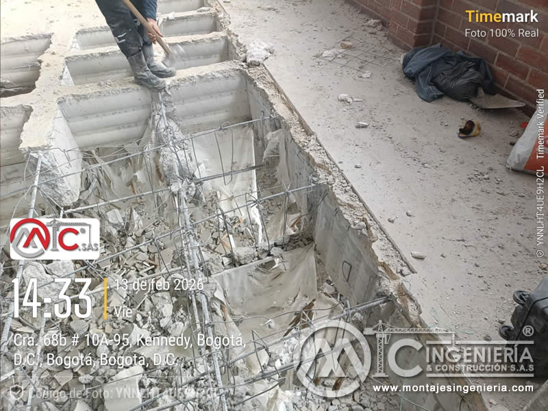 Demolición de vigas de cimentación con refuerzo expuesto para nueva fundación en Bogotá, Colombia. Montajes, Ingeniería y Construcción MIC SAS.