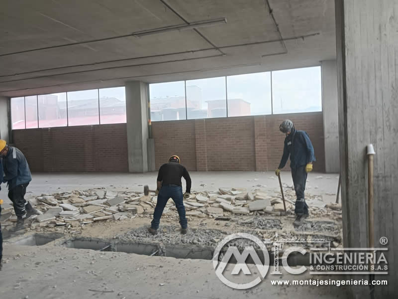 Demolición y picado de pisos de concreto en bodegas industriales en Bogotá, Colombia. Montajes, Ingeniería y Construcción MIC SAS.