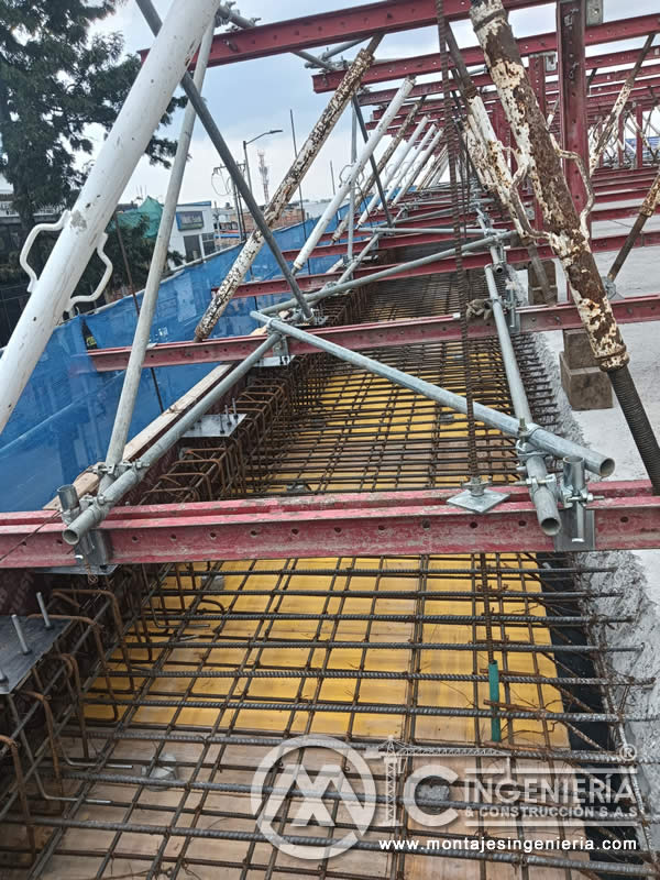 Encofrado de vigas y losas con formaleta metálica y andamiaje en Bogotá, Colombia. Montajes, Ingeniería y Construcción MIC SAS.