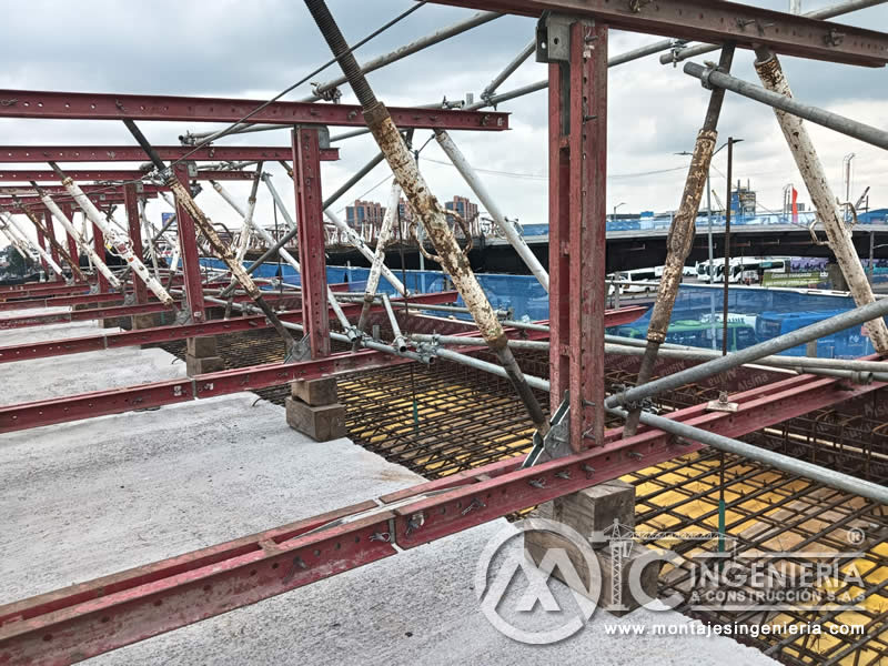 Encofrado metálico y refuerzo de acero para vaciado de losas de concreto en Bogotá, Colombia. Montajes, Ingeniería y Construcción MIC SAS.
