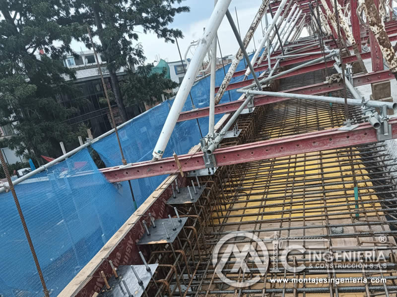 Encofrado y armado de acero para placas de concreto en proyectos de construcción en Bogotá, Colombia. Montajes, Ingeniería y Construcción MIC SAS.