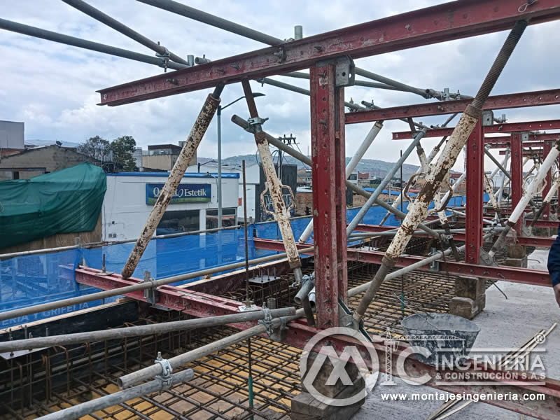 Estructura metálica y encofrado para fundición de losas de entrepiso en Bogotá, Colombia. Montajes, Ingeniería y Construcción MIC SAS.