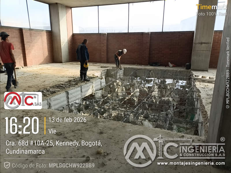 Excavación de fosa con refuerzo de acero en nave industrial para nueva cimentación en Bogotá, Colombia. Montajes, Ingeniería y Construcción MIC SAS.