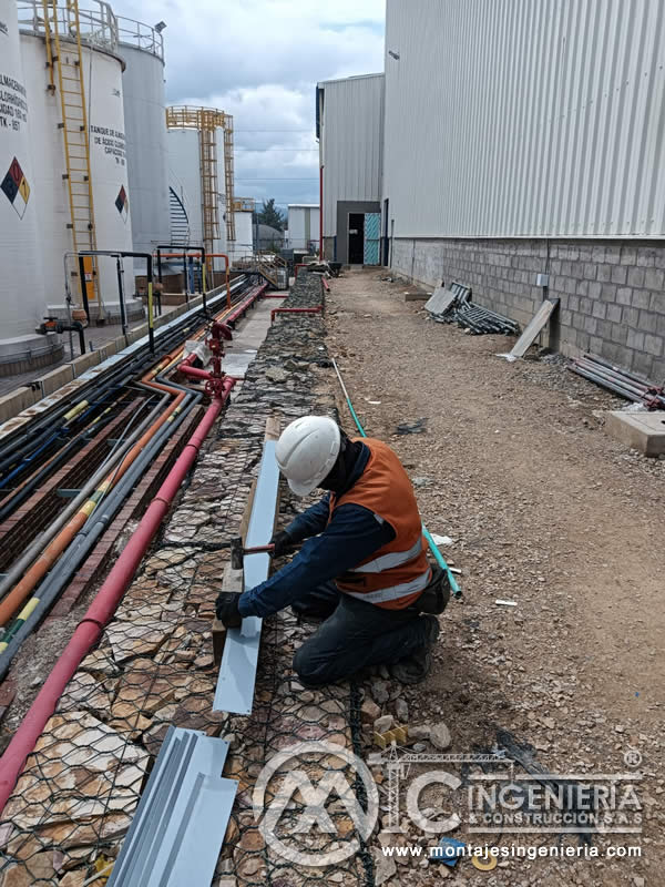Fabricación de perfiles metálicos para rejillas en plantas químicas e industriales en Bogotá, Colombia. Montajes, Ingeniería y Construcción MIC SAS.