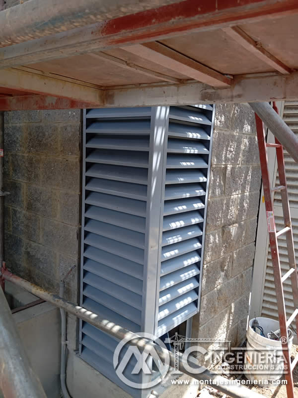 Fabricación e instalación de rejillas de ventilación metálicas en muros industriales en Bogotá, Colombia. Montajes, Ingeniería y Construcción MIC SAS.
