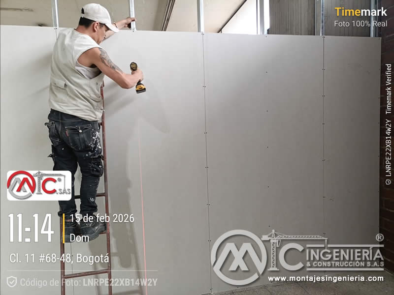 Fijación de paneles de drywall con taladro en locales comerciales en Bogotá, Colombia. Montajes, Ingeniería y Construcción MIC SAS.