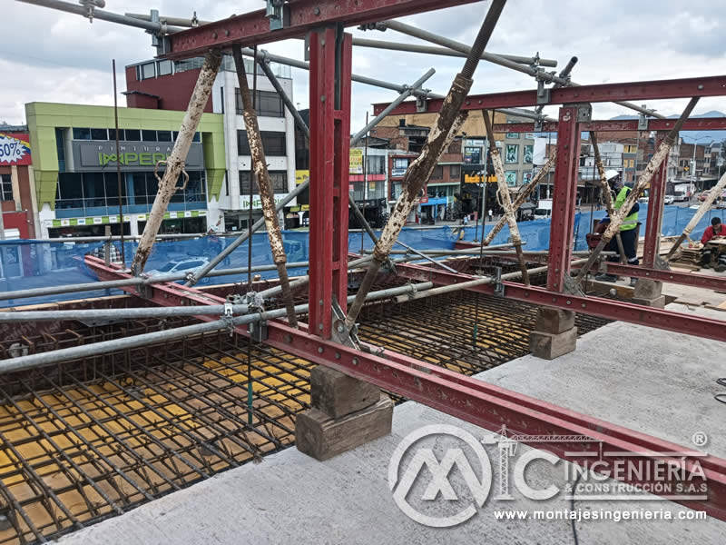 Formaleta y varilla de acero para vaciado de placa de entrepiso en Bogotá, Colombia. Montajes, Ingeniería y Construcción MIC SAS.