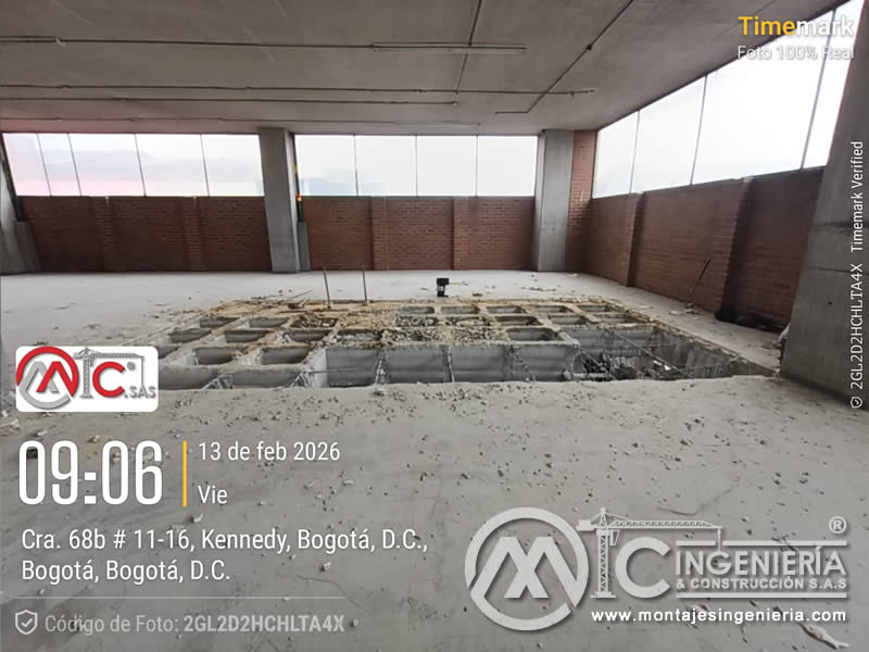 Fosas de cimentación en edificio comercial con placa de piso intervenida en Bogotá, Colombia. Montajes, Ingeniería y Construcción MIC SAS.