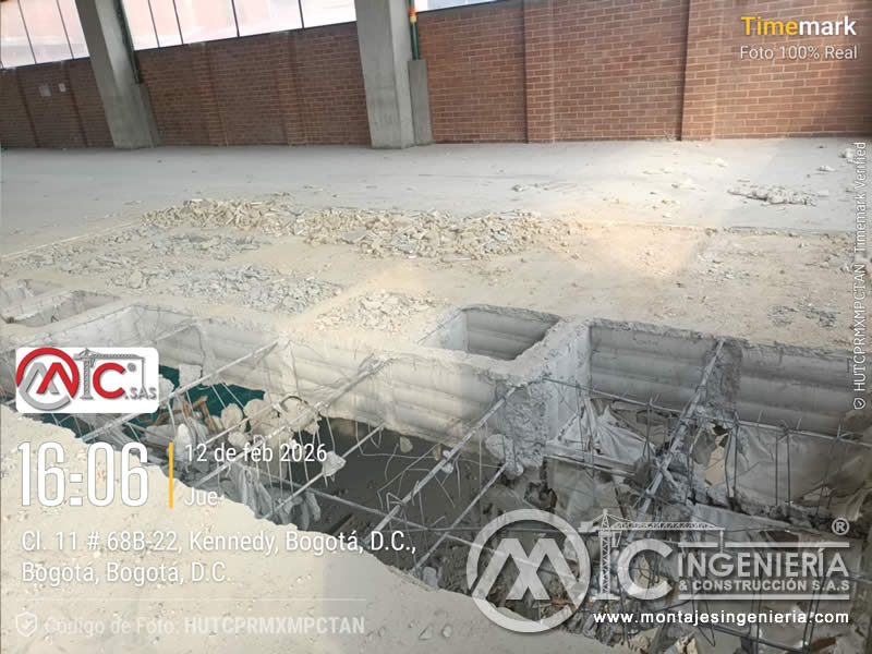 Fosas de cimentación en progreso en piso de bodega industrial en Bogotá, Colombia. Montajes, Ingeniería y Construcción MIC SAS.