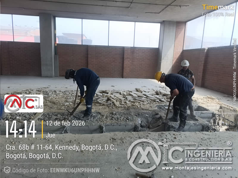 Inicio de corte y demolición de placa de piso en nave industrial para adecuación en Bogotá, Colombia. Montajes, Ingeniería y Construcción MIC SAS.