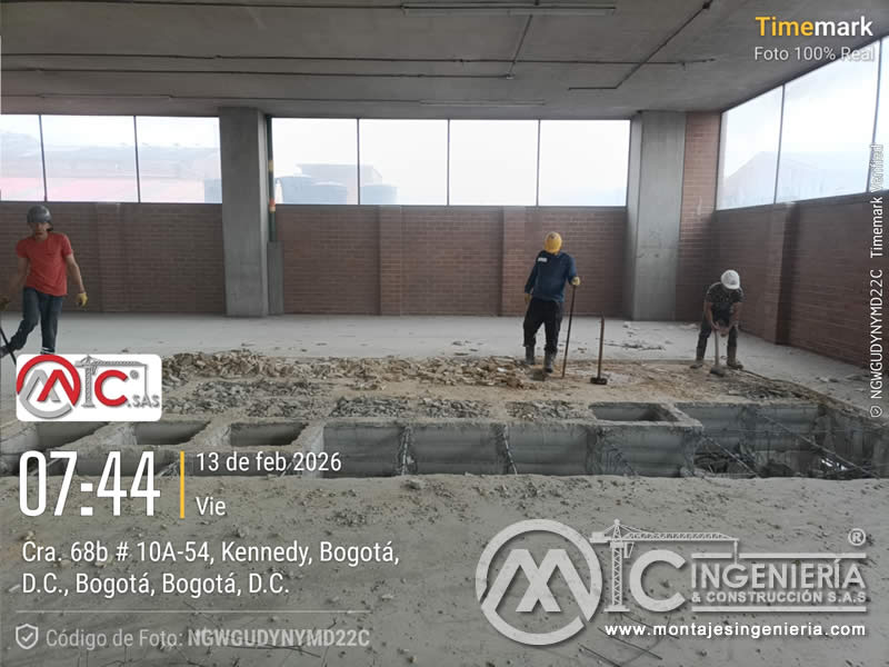 Inicio de demolición de placa para construcción de fosas de fundación en edificación en Bogotá, Colombia. Montajes, Ingeniería y Construcción MIC SAS.
