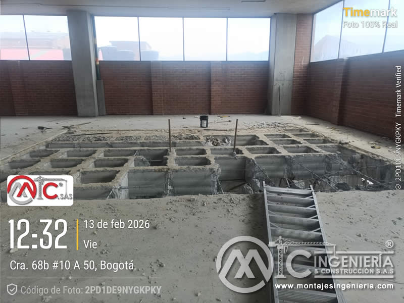 Inicio de excavación de fosas de cimentación tipo casetón en edificación industrial en Bogotá, Colombia. Montajes, Ingeniería y Construcción MIC SAS.