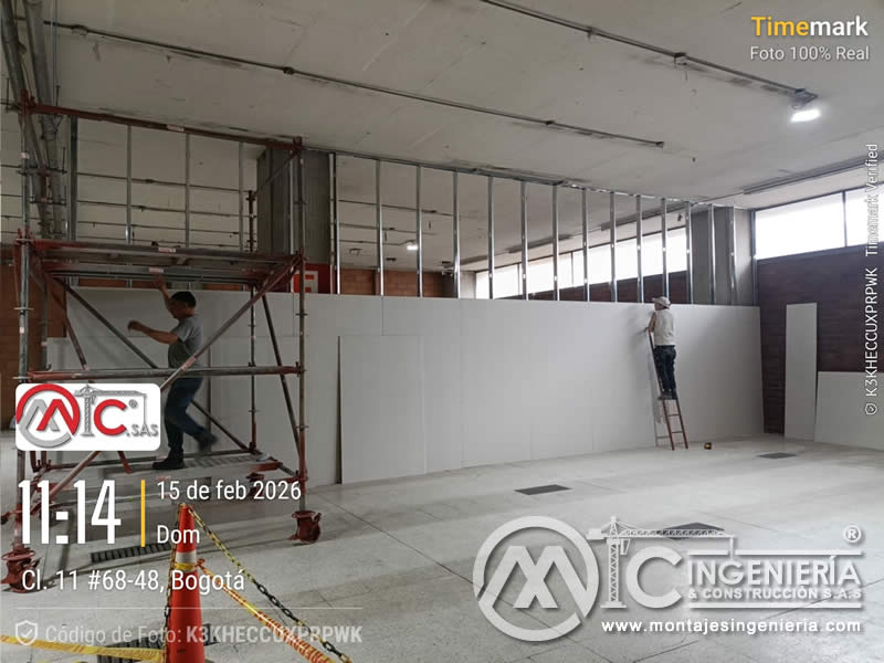 Instalación de drywall en locales comerciales con andamio y perfilería metálica en Bogotá, Colombia. Montajes, Ingeniería y Construcción MIC SAS.