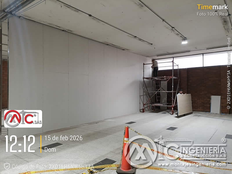 Instalación de láminas de drywall en muros de locales comerciales en Bogotá, Colombia. Montajes, Ingeniería y Construcción MIC SAS.