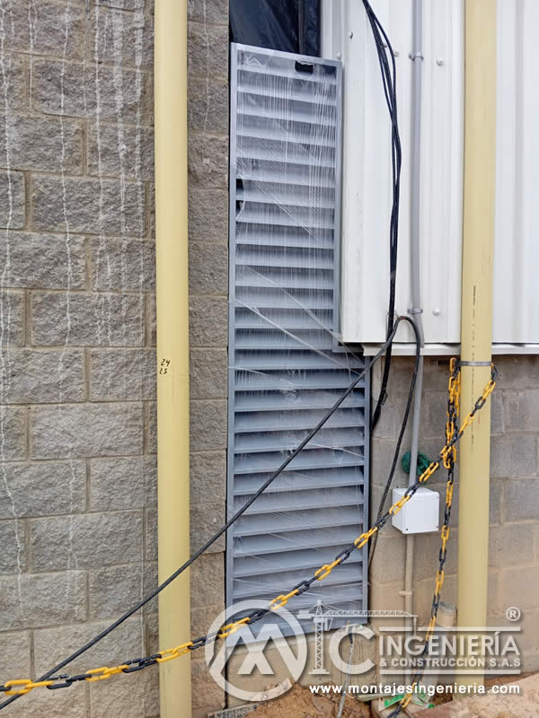 Instalación de rejillas de ventilación en fachadas de edificios industriales en Bogotá, Colombia. Montajes, Ingeniería y Construcción MIC SAS.