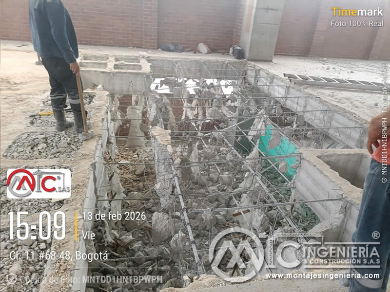 Limpieza de fosa de cimentación con malla de acero de refuerzo expuesto en Bogotá, Colombia. Montajes, Ingeniería y Construcción MIC SAS.