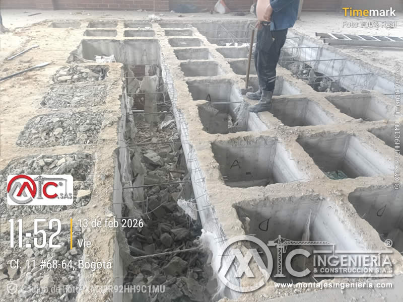 Limpieza de fosas con acero de refuerzo expuesto para nuevas fundaciones de concreto en Bogotá, Colombia. Montajes, Ingeniería y Construcción MIC SAS.