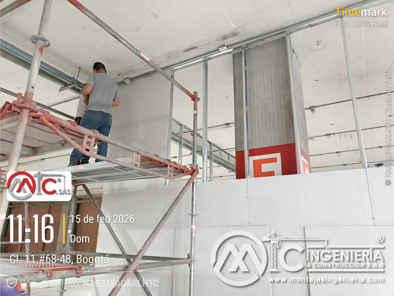 Montaje de estructura de drywall en altura con andamio en locales comerciales en Bogotá, Colombia. Montajes, Ingeniería y Construcción MIC SAS.