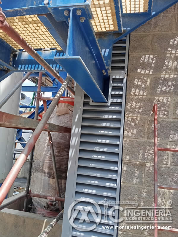 Montaje de rejillas metálicas y estructuras de acero en plantas industriales en Bogotá, Colombia. Montajes, Ingeniería y Construcción MIC SAS.