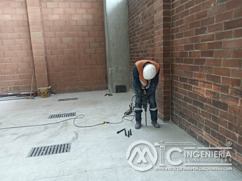 Obra civil en parqueadero con vista de muro y estructura metálica para construcción de rampas vehiculares en Bogotá, Colombia. Montajes, Ingeniería y Construcción MIC SAS. Obra civil en parqueadero con vista de muro y estructura metálica para construcción de rampas vehiculares en Bogotá, Colombia. Montajes, Ingeniería y Construcción MIC SAS.