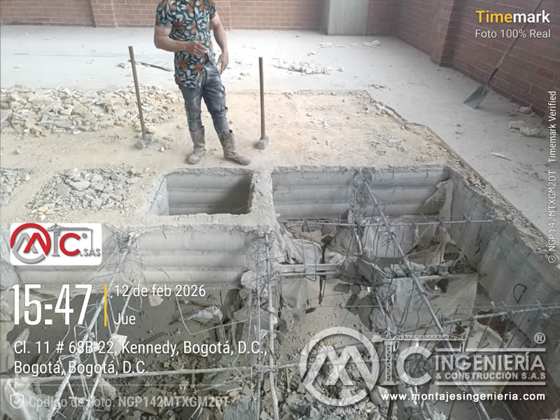 Operario supervisando fosas de cimentación con casetones de concreto y refuerzo en Bogotá, Colombia. Montajes, Ingeniería y Construcción MIC SAS.