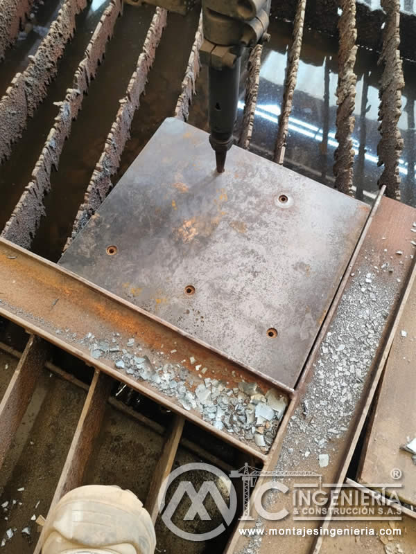 Perforación y anclaje de placas metálicas en estructuras de concreto en Bogotá, Colombia. Montajes, Ingeniería y Construcción MIC SAS.