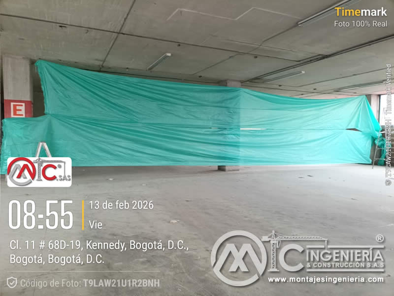 Protección de muros con plástico en adecuación de parqueadero cubierto en Bogotá, Colombia. Montajes, Ingeniería y Construcción MIC SAS.
