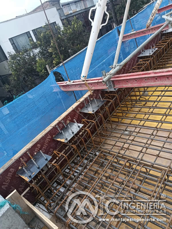 Refuerzo de acero en bordes de losas y vigas de concreto para edificaciones en Bogotá, Colombia. Montajes, Ingeniería y Construcción MIC SAS.