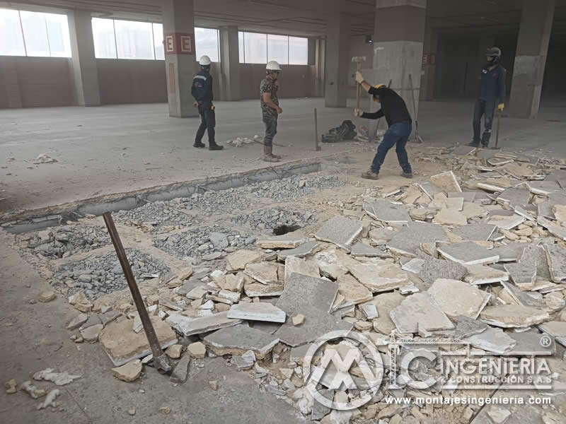 Retiro de baldosas y enchape de piso en parqueadero para renovación de acabados en Bogotá, Colombia. Montajes, Ingeniería y Construcción MIC SAS.