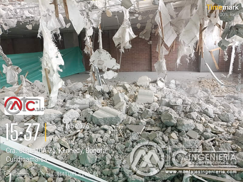 Retiro de escombros de demolición de losa y cubierta en edificación comercial en Bogotá, Colombia. Montajes, Ingeniería y Construcción MIC SAS.