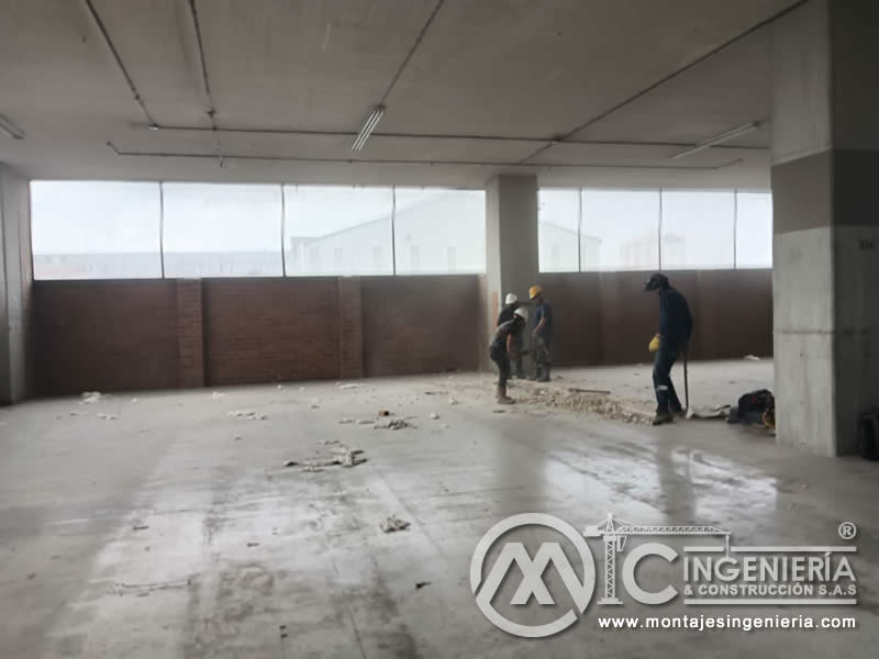 Retiro de escombros y adecuación de pisos en naves industriales en Bogotá, Colombia. Montajes, Ingeniería y Construcción MIC SAS.