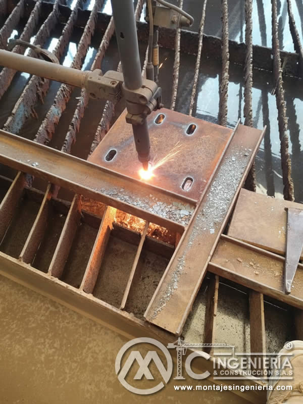 Soldadura de platinas de anclaje en estructuras de acero y concreto en Bogotá, Colombia. Montajes, Ingeniería y Construcción MIC SAS.