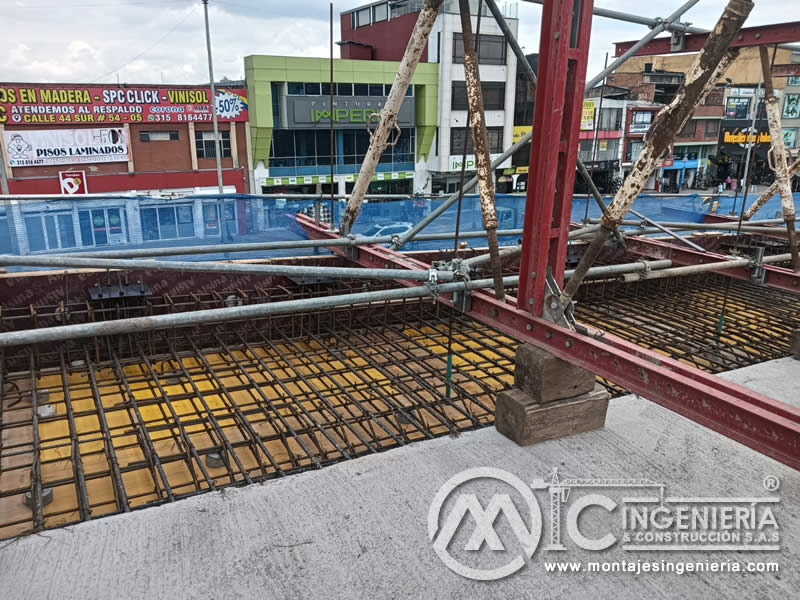 Tendido de malla de acero sobre encofrado de madera para losas de concreto en Bogotá, Colombia. Montajes, Ingeniería y Construcción MIC SAS.