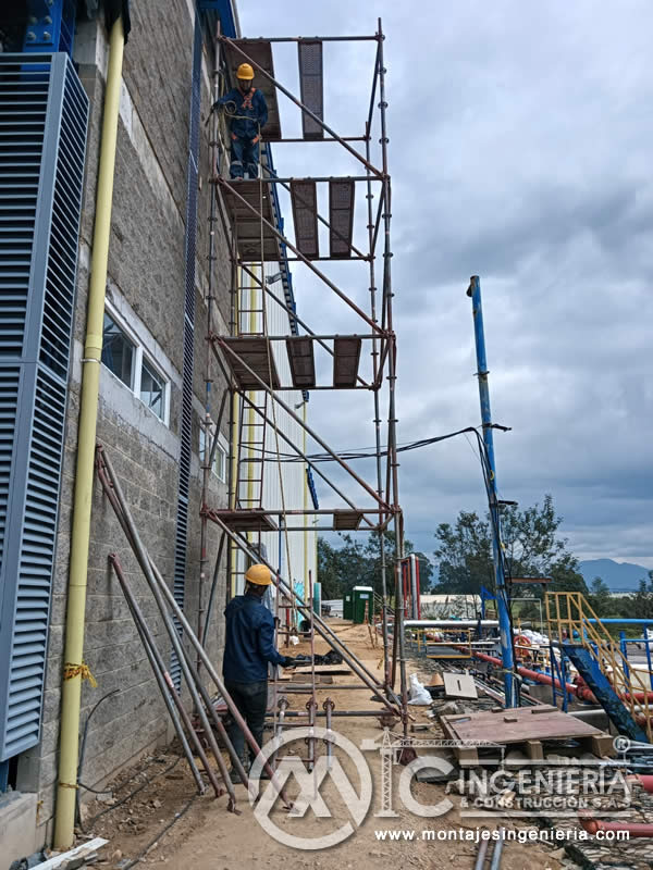 Trabajo en andamio para instalación de rejillas en plantas industriales en Bogotá, Colombia. Montajes, Ingeniería y Construcción MIC SAS.