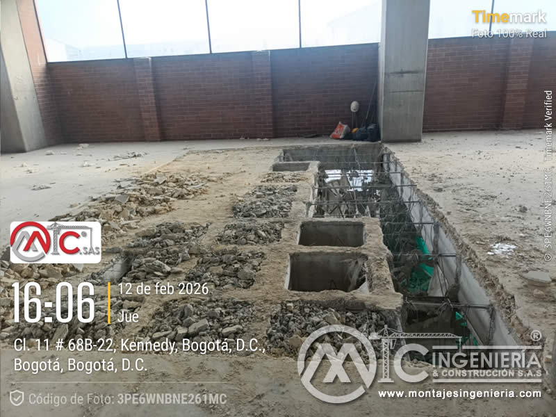 Vigas de cimentación con refuerzo de acero expuesto en nave industrial en Bogotá, Colombia. Montajes, Ingeniería y Construcción MIC SAS.