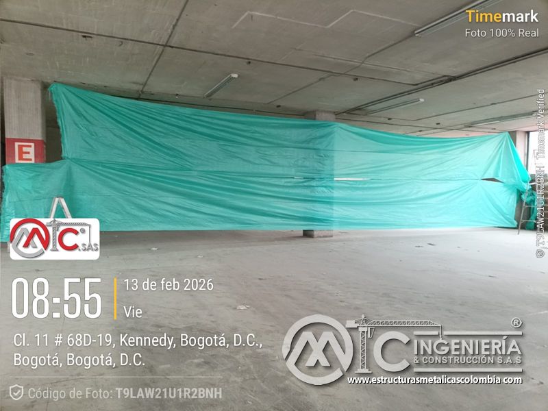 Aislamiento de zona de obra para construcción rampas vehiculares acceso en Bogotá, Colombia. Montajes, Ingeniería y Construcción MIC SAS.
