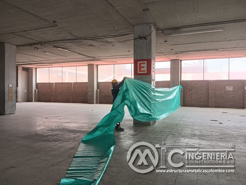 Aislamiento de zona de obra para construcción rampas vehiculares acceso en Bogotá, Colombia. Montajes, Ingeniería y Construcción MIC SAS.