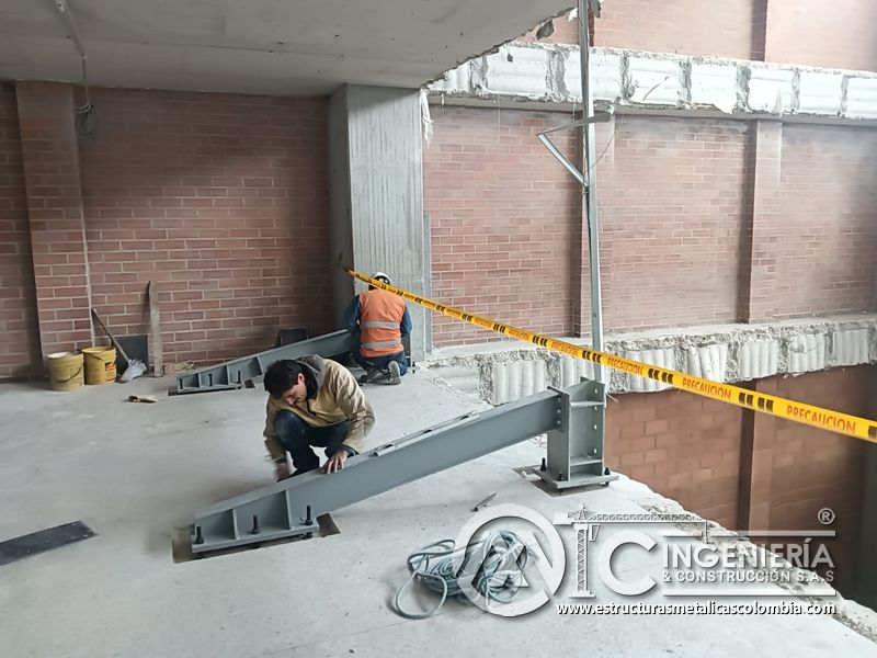 Andamios y trabajos en altura para rampas vehiculares edificio concreto en Bogotá, Colombia. Montajes, Ingeniería y Construcción MIC SAS.