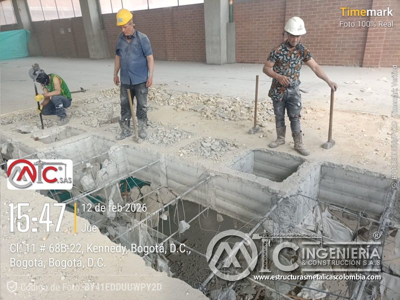 Andamios y trabajos en altura para rampas vehiculares estructura acceso en Bogotá, Colombia. Montajes, Ingeniería y Construcción MIC SAS.